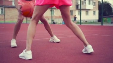 İki kız arkadaş basketbol oynuyor..