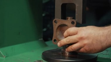 Bir çilingir bir çilingir tamir ediyor..