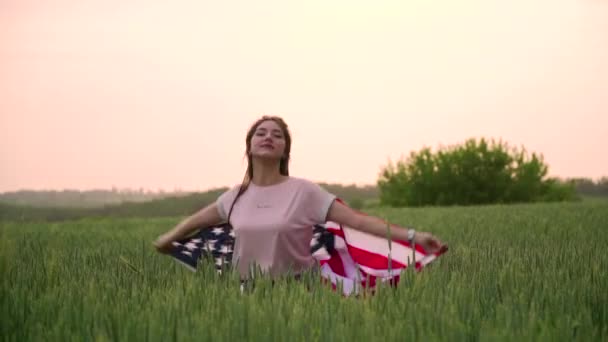 Dziewczyna kryje się pod flagą USA.. — Wideo stockowe