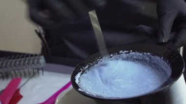 Kuaförde saç boyası.