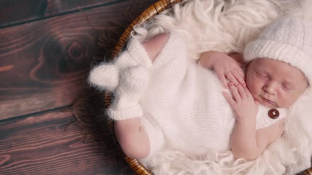 Bambino appena nato che dorme. — Video Stock