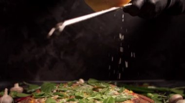 Şef pizza hazırlıyor..