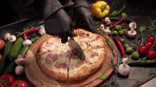 Der Koch schneidet die Pizza. — Stockvideo