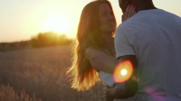 Casal interracial beijos no por do sol. — Vídeo de Stock