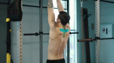 Strongman jimnastik salonundaki bara yanaşıyor.