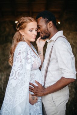 Bebek bekleyen ırklar arası bir çift..