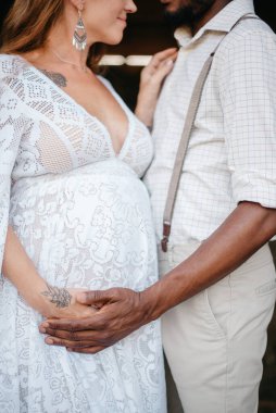 Bebek bekleyen ırklar arası bir çift..