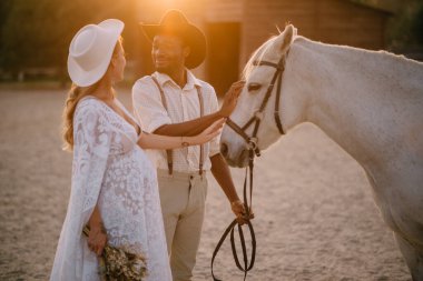 Kovboy bir çift bebek bekliyor..