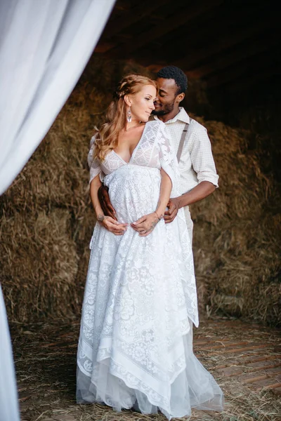 Couple Interracial attend un bébé. — Photo