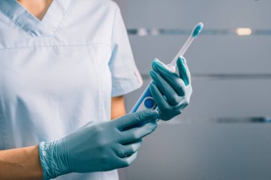 Modern elektrikli diş fırçası..