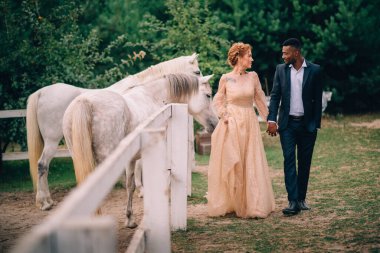 Çiftlikte yürüyen mutlu çift.