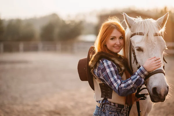A woman stroking a horse at a ranch. — Stock Photo, Image