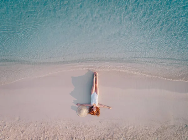 Sahildeki kadın turist, manzarası çok güzel..