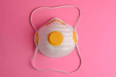 Pembe arka planda koruyucu maske.