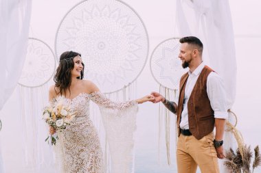 Eski tarzda yeni evliler..