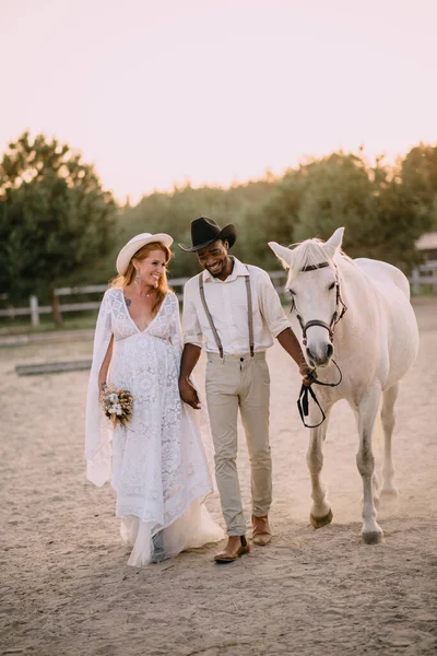 Un couple de cow-boys attend un bébé. — Photo