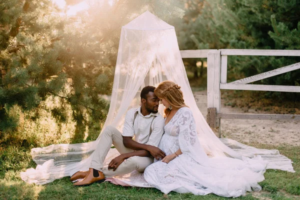 Couple Interracial attend un bébé. — Photo