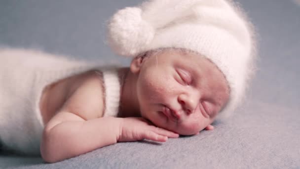 Pasgeboren slapende jongen. — Stockvideo