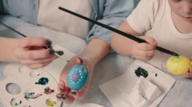 Aile Paskalya yumurtalarını boyuyor..