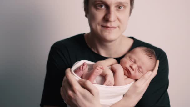 男は新生児を抱いている. — ストック動画