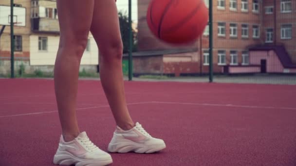 Wanita itu bermain basket. — Stok Video