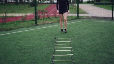 Kadın hız merdiveni talimi yapıyor..