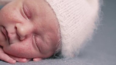 Yeni doğan uyuyan çocuk..