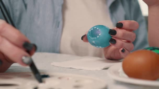 Familjen målar påskägg. — Stockvideo