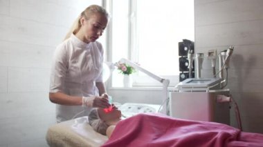 Modern bir kaplıcada RF kaldırma işlemi.