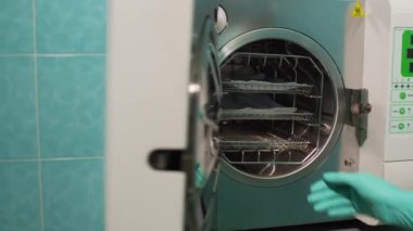 Otoklavdaki tıbbi aletler sterilize ediliyor.