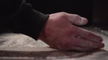 Aşçının elleri unu tırmıklıyor..