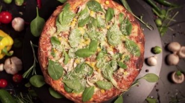 Vejetaryen pizzasına yakın çekim.