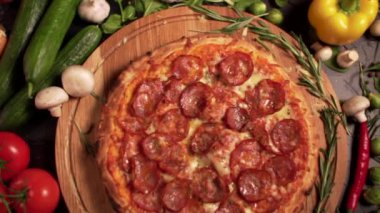 Yeni yapılmış bir pizzanın yakın çekimi..