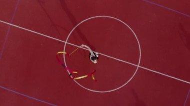 Genç bayan jimnastikçi egzersiz yapıyor..