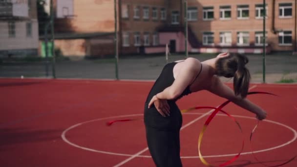 Mujer joven gimnasta está haciendo ejercicio. — Vídeos de Stock