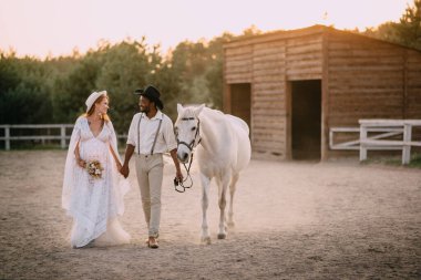 Kovboy bir çift bebek bekliyor..