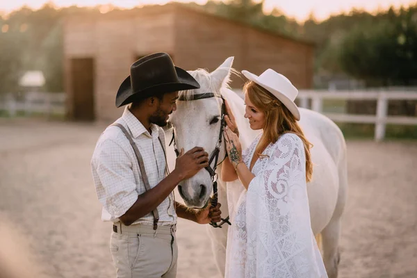 Ett cowboypar väntar barn.. — Stockfoto