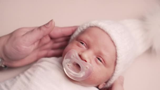Nou-născut într-o pălărie . — Videoclip de stoc