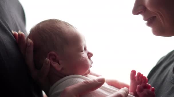 Чоловік тримає новонароджену дитину . — стокове відео