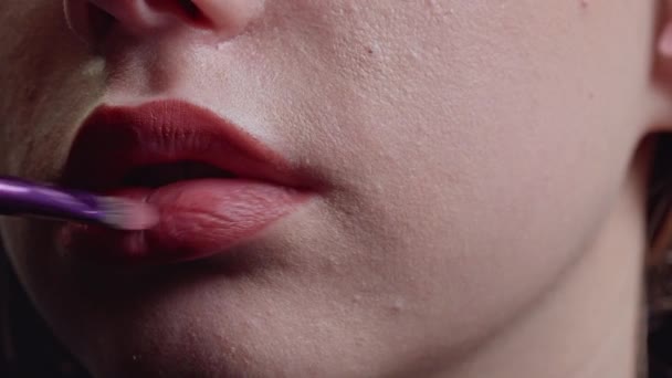 A sminkes rúzst használ az ajkakra.. — Stock videók