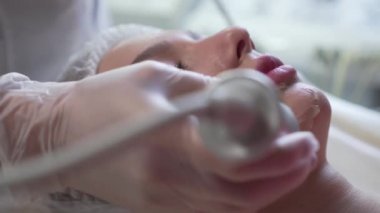 Modern bir kaplıcada RF kaldırma işlemi.