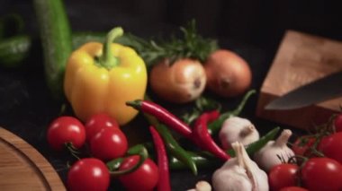 Taze sebzeler masada..