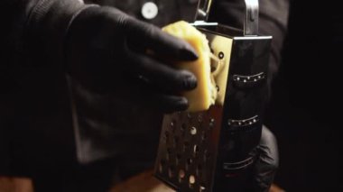 Şef pizza hazırlıyor..