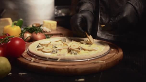 Bucătarul pregătește pizza . — Videoclip de stoc