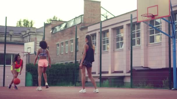 Девушки играют в баскетбол. — стоковое видео