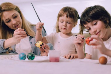 Aile Paskalya yumurtalarını boyuyor..