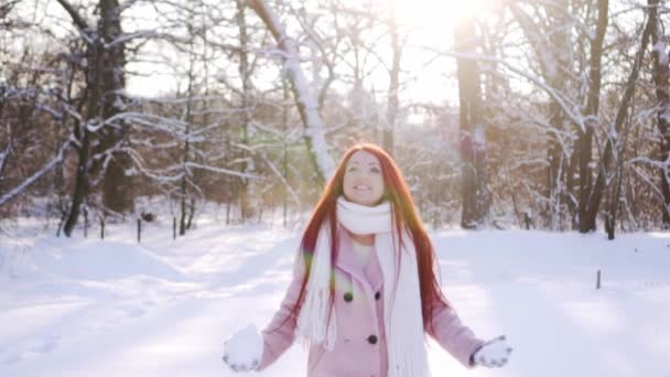 Γυναίκα που διασκεδάζει στο χειμερινό πάρκο. — Αρχείο Βίντεο