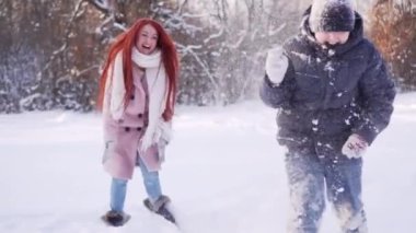 Anne ve oğlu kartopu oynuyorlar..