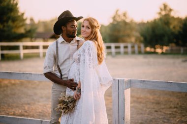 Bebek bekleyen ırklar arası bir çift..