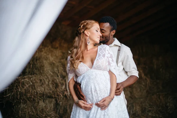 Bebek bekleyen ırklar arası bir çift..